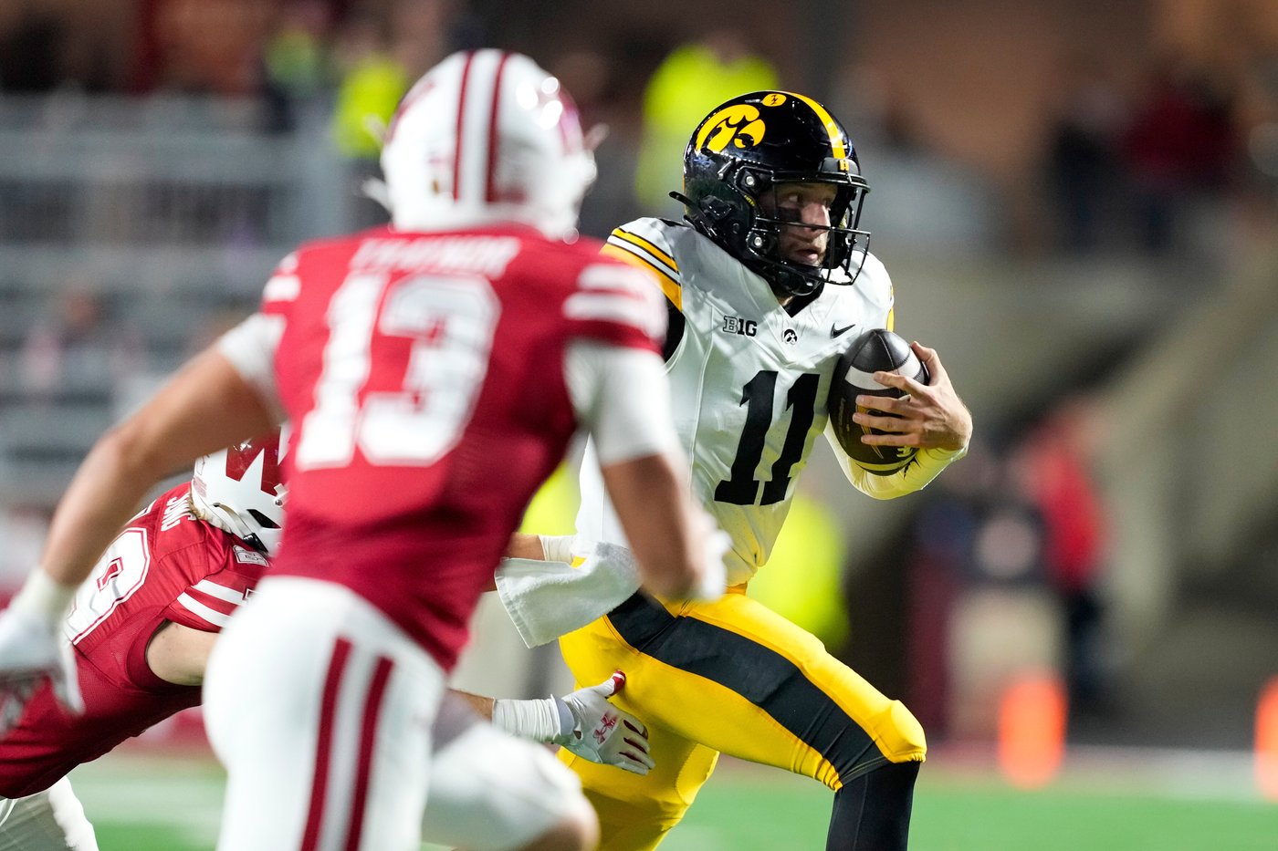 Williams, Gronowski and Moulton help Iowa run over Wisconsin 37-0 to keep Heartland Trophy | iNFOnews.ca