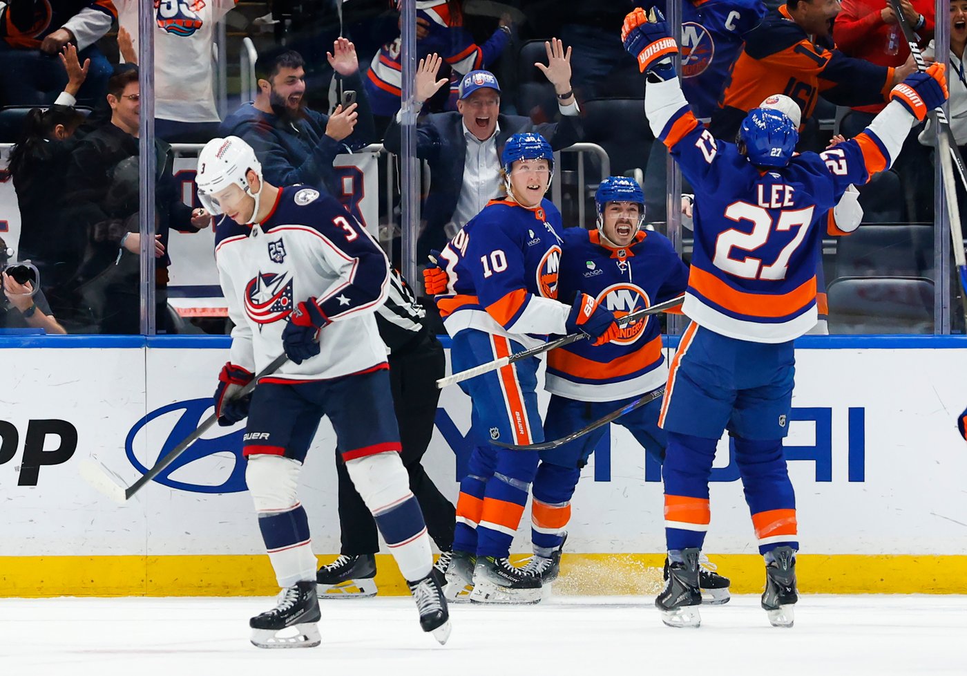 Schaefer stars as the Islanders score 2 late goals to edge Blue Jackets 3-2 | iNFOnews.ca