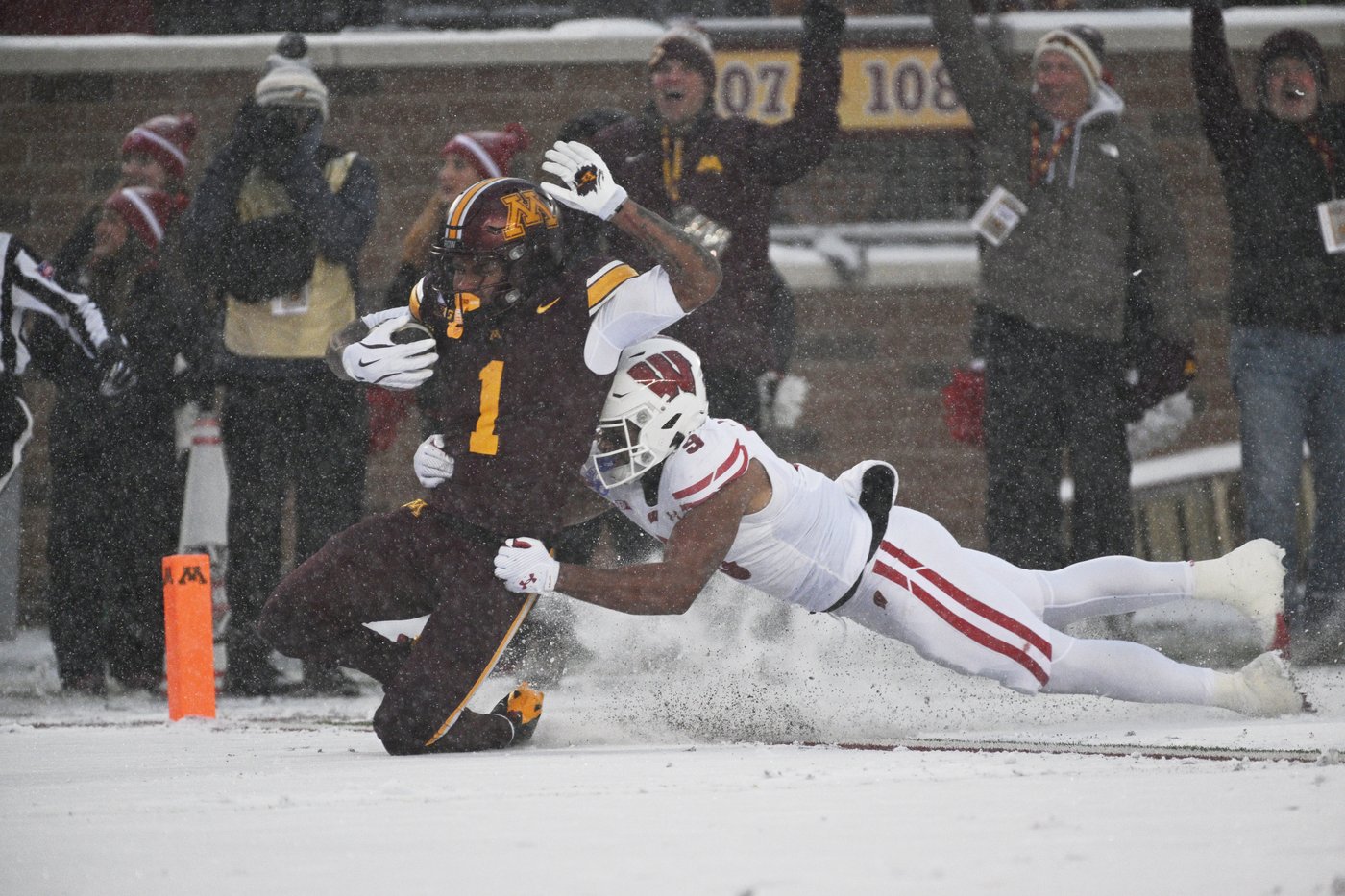 Minnesota keeps Paul Bunyan's Axe with a 17-7 win in the snow over Wisconsin | iNFOnews.ca