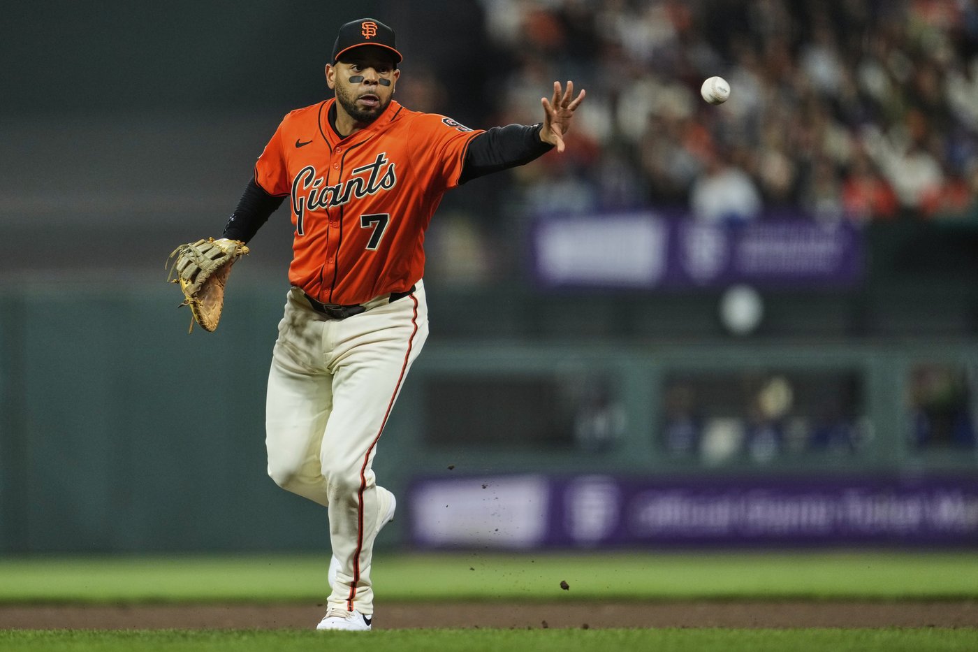 Giants infielder Dominic Smith goes on injured list with strained right hamstring | iNFOnews.ca