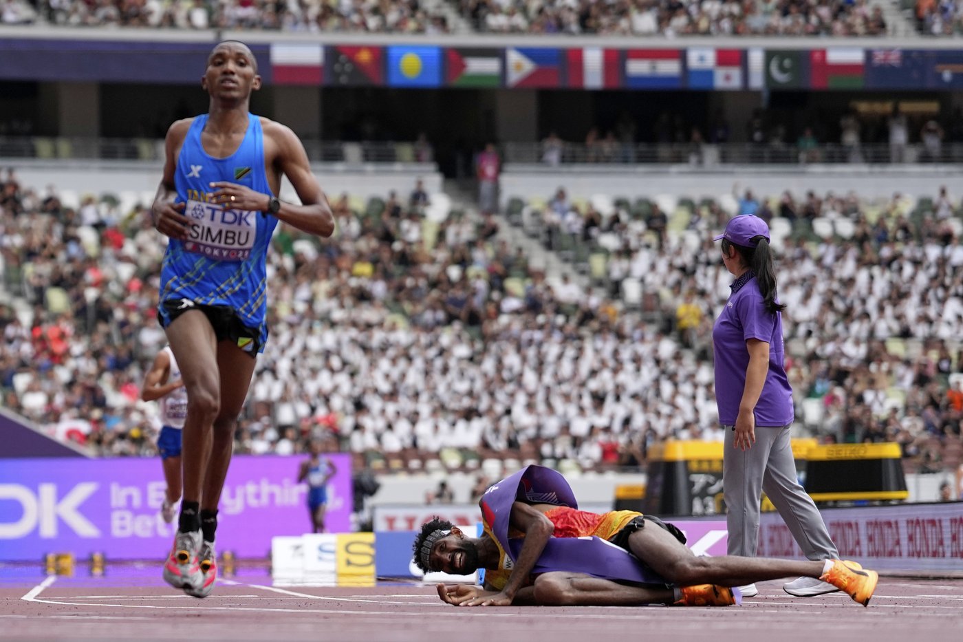 Marathon at worlds takes weird twists: a false start, a near wrong turn and, finally, a photo finish | iNFOnews.ca Marathon at worlds takes weird twists: a false start, a near wrong turn and, finally, a photo finish | iNFOnews.ca