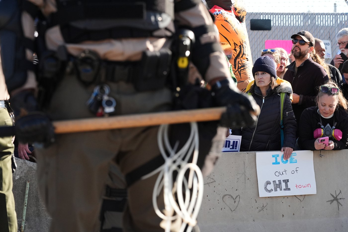 Photos of protesters clashing with police outside Chicago immigration facility | iNFOnews.ca