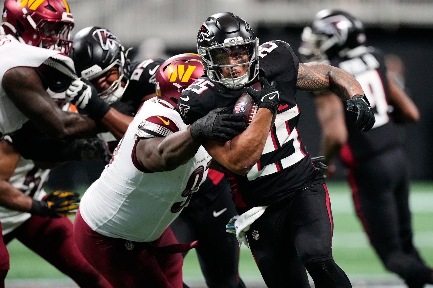 Penix and Robinson have career-best days to lead Falcons to 34-27 win over short-handed Commanders | iNFOnews.ca