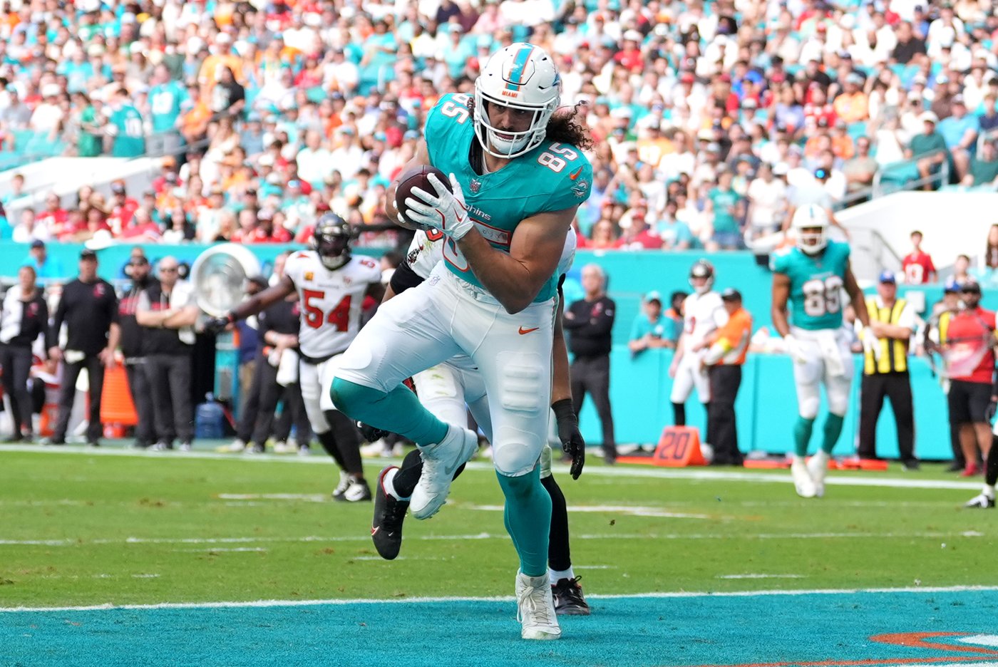 Ewers throws 2 TDs as Dolphins beat Bucs 20-17 to force pivotal Week 18 NFC South matchup | iNFOnews.ca