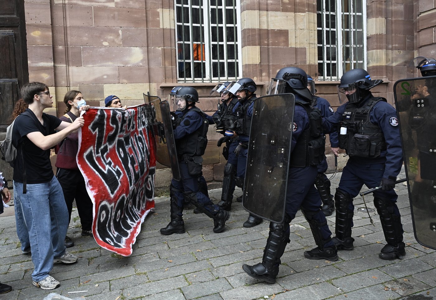 Protesters block roads and start fires across France to challenge the new prime minister, in photos | iNFOnews.ca