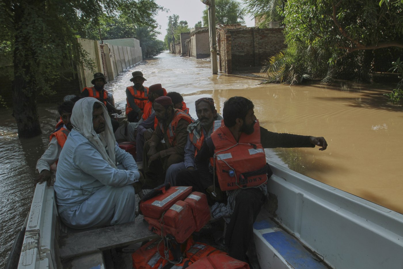 Floodwaters begin receding in a major Pakistani city but nearby towns face evacuations | iNFOnews.ca