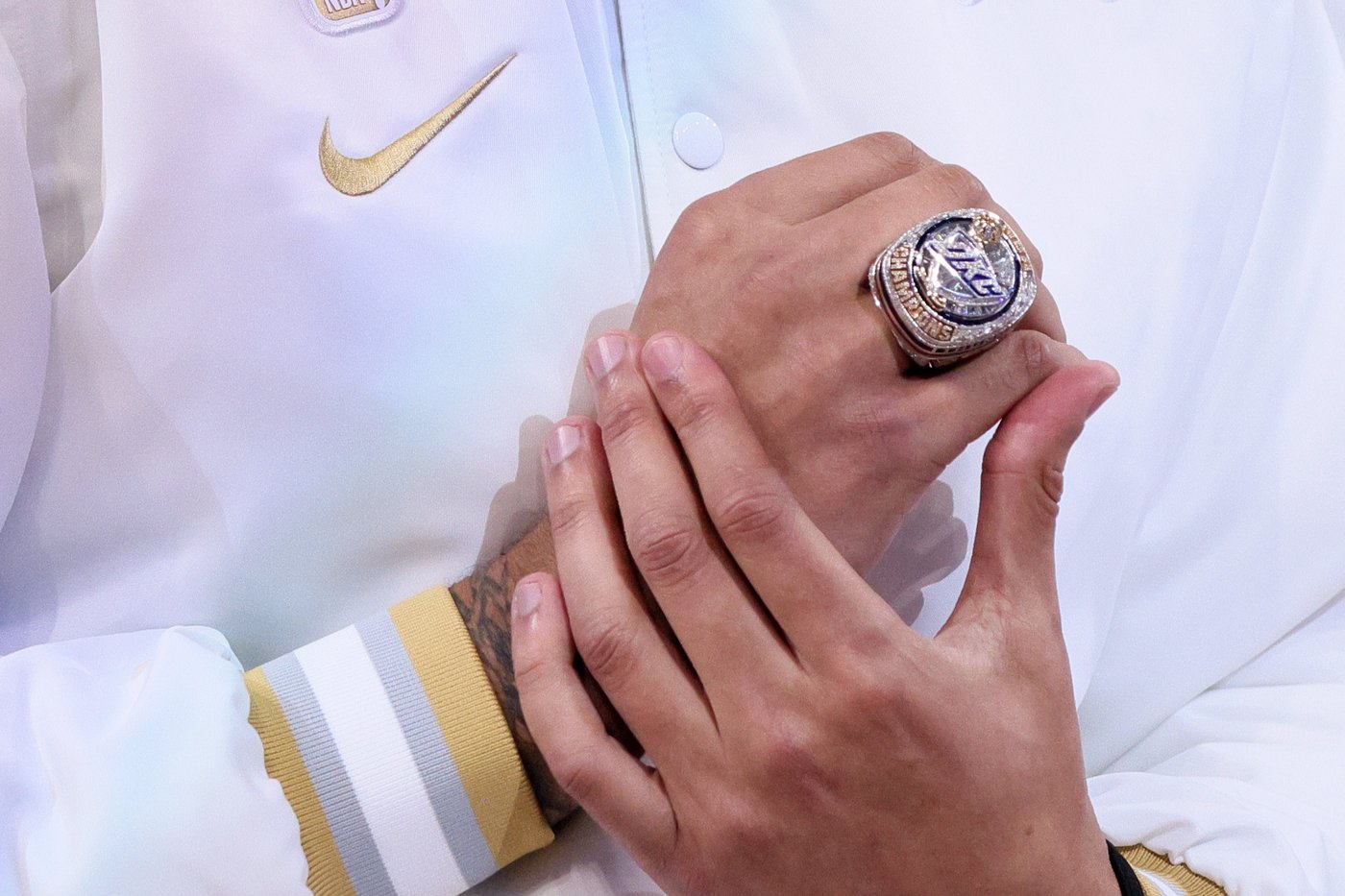 Thunder receive NBA championship rings, raise banner before season opener against Rockets | iNFOnews.ca