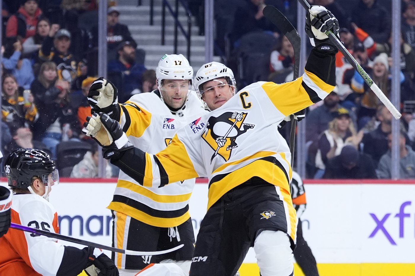 Sidney Crosby nears Mario Lemieux's Penguins points record with 2 goals against Flyers | iNFOnews.ca