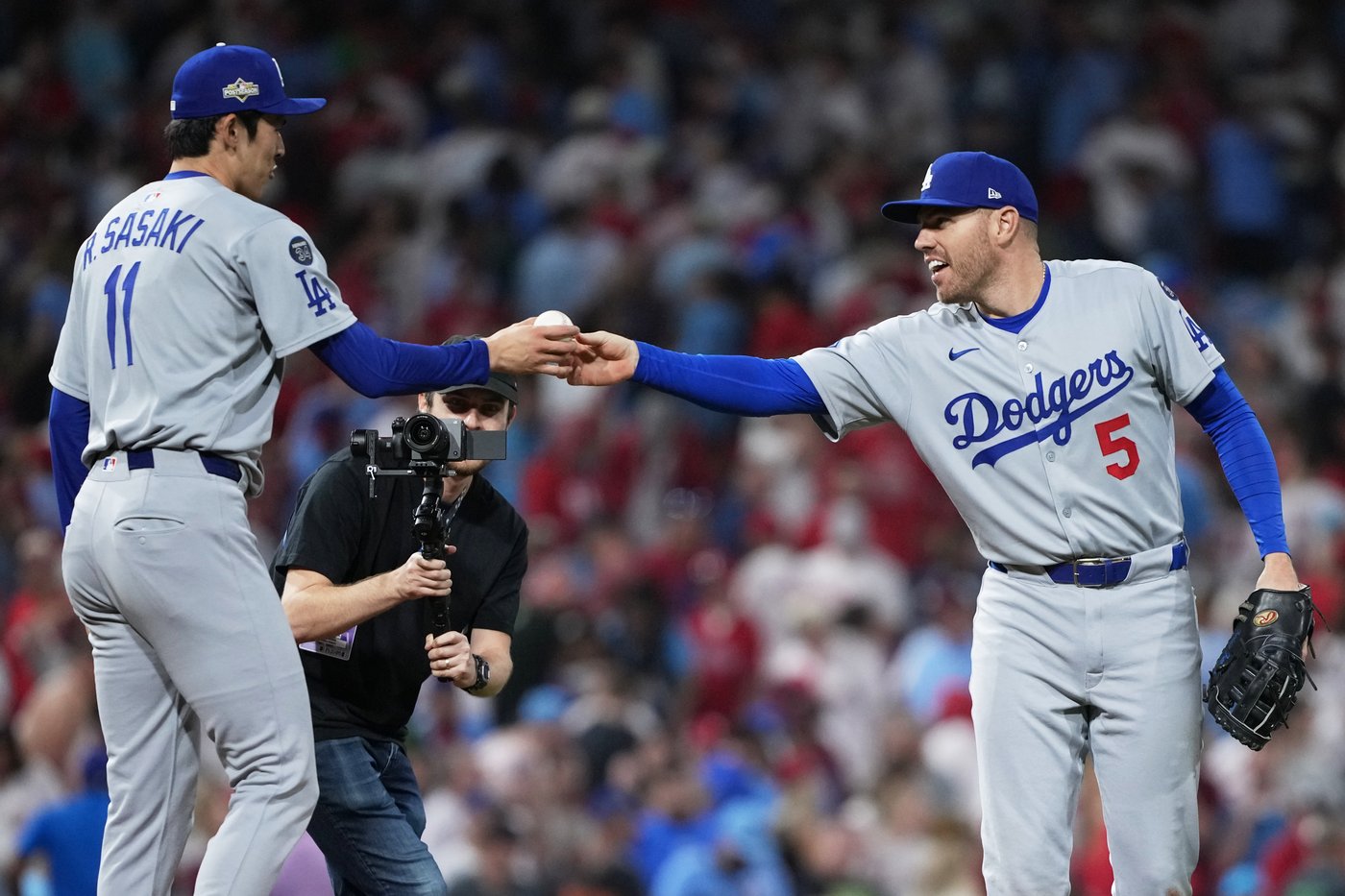 Blake Snell shines on mound and Dodgers hold off Phillies 4-3 for 2-0 lead in NLDS | iNFOnews.ca