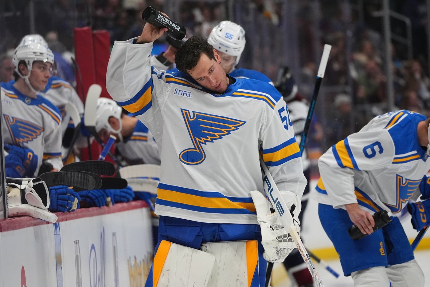 MacKinnon scores 400th goal and Nichushkin nets hat trick as Avalanche rout Blues 6-1 | iNFOnews.ca