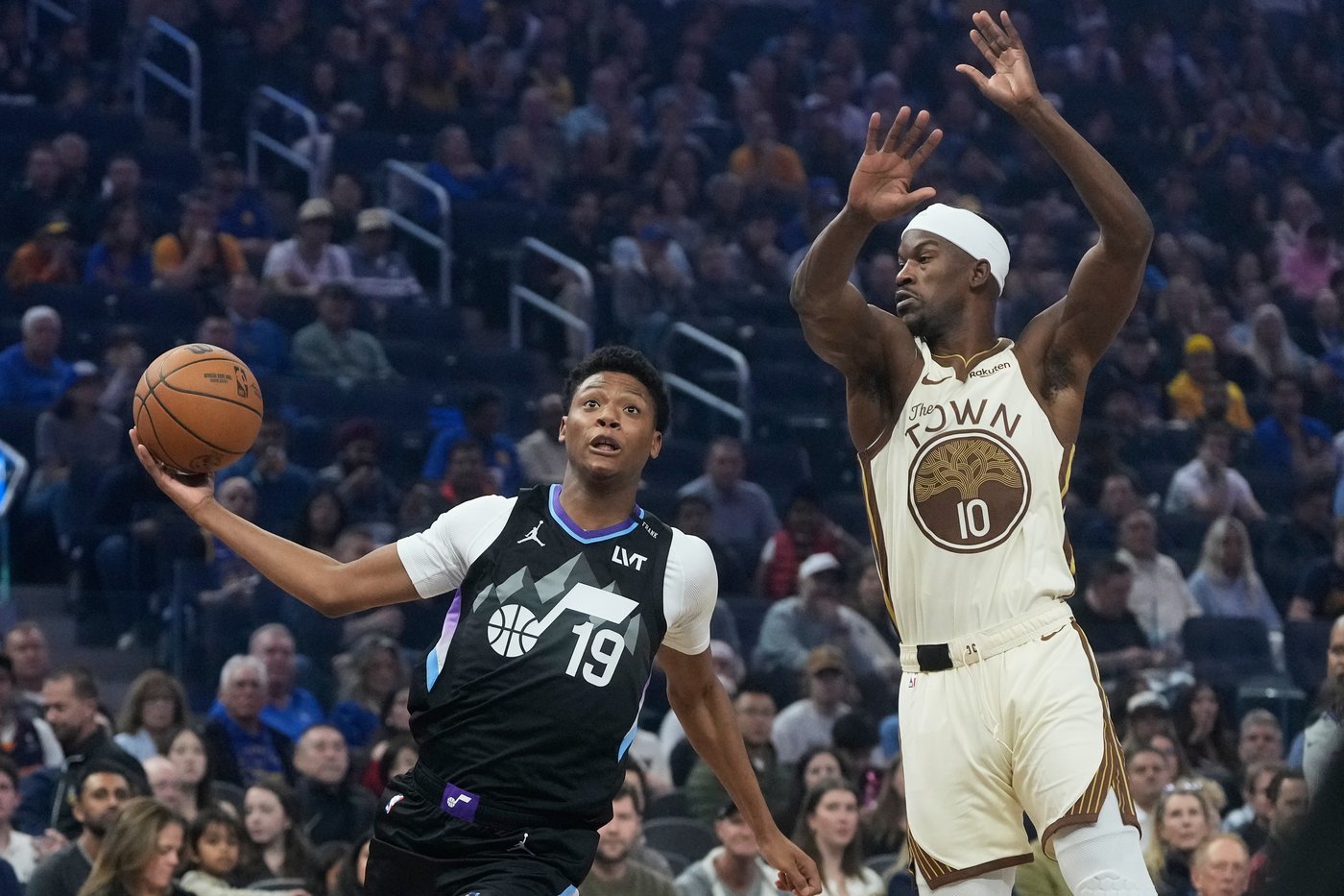 Stephen Curry scores 31 points as Warriors run away from Jazz 134-117 | iNFOnews.ca