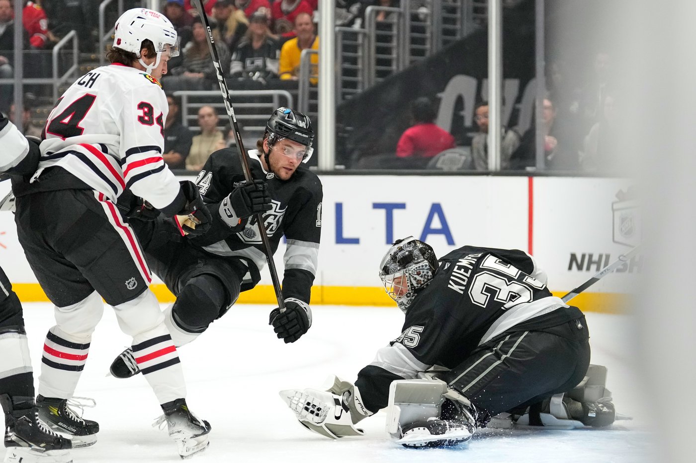 Connor Bedard scores for 3rd straight game, Blackhawks hold off Kings 2-1 | iNFOnews.ca