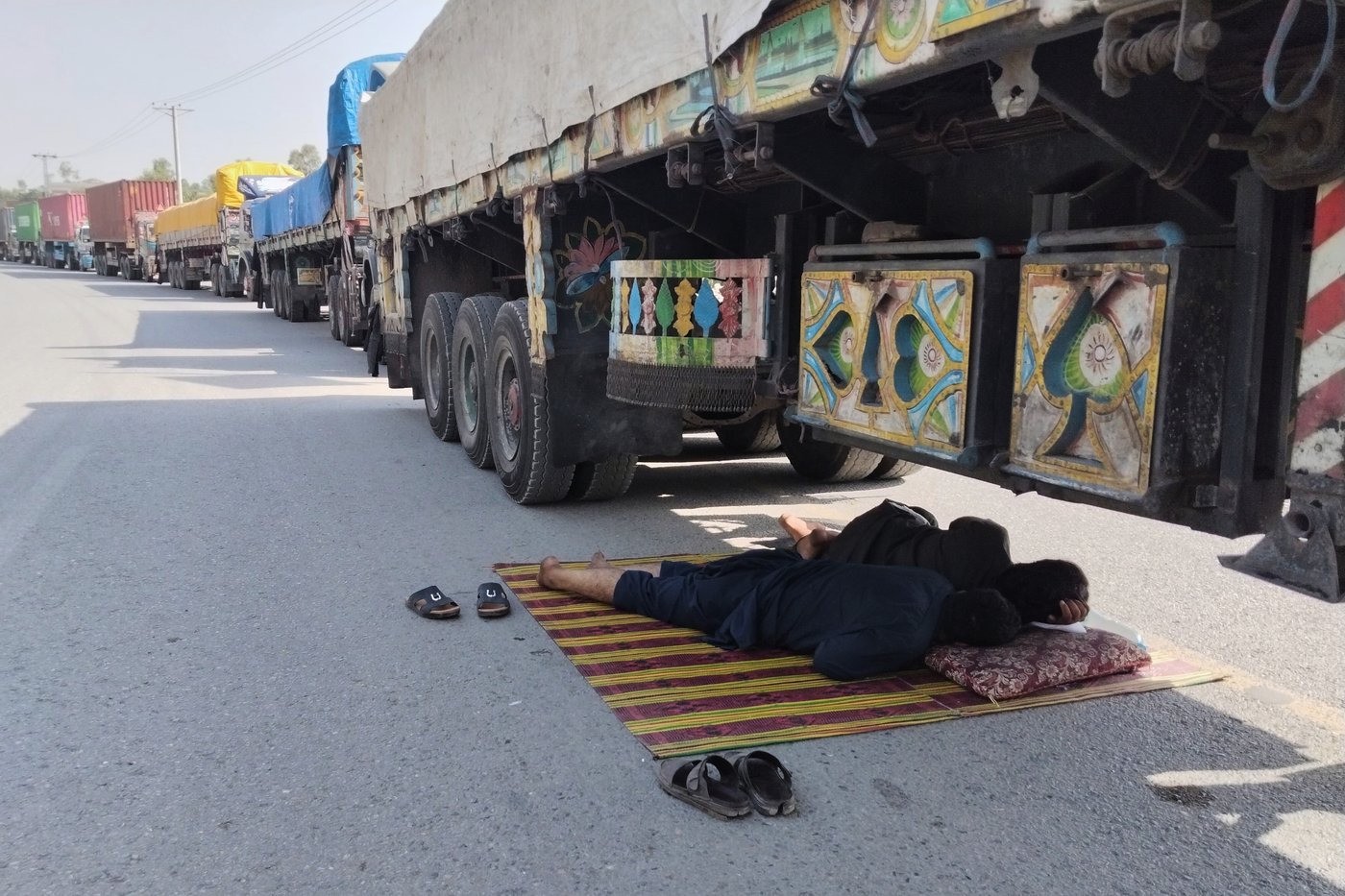 Pakistan and Afghanistan border closure extends into second day after deadly clashes | iNFOnews.ca Pakistan and Afghanistan border closure extends into second day after deadly clashes | iNFOnews.ca