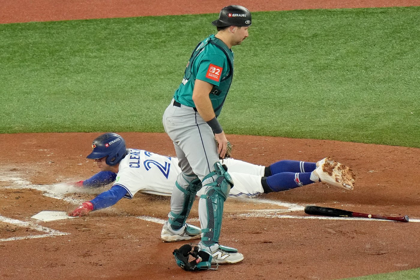 Photo Gallery: Blue Jays force Game 7 in ALCS with 6-2 win | iNFOnews.ca
