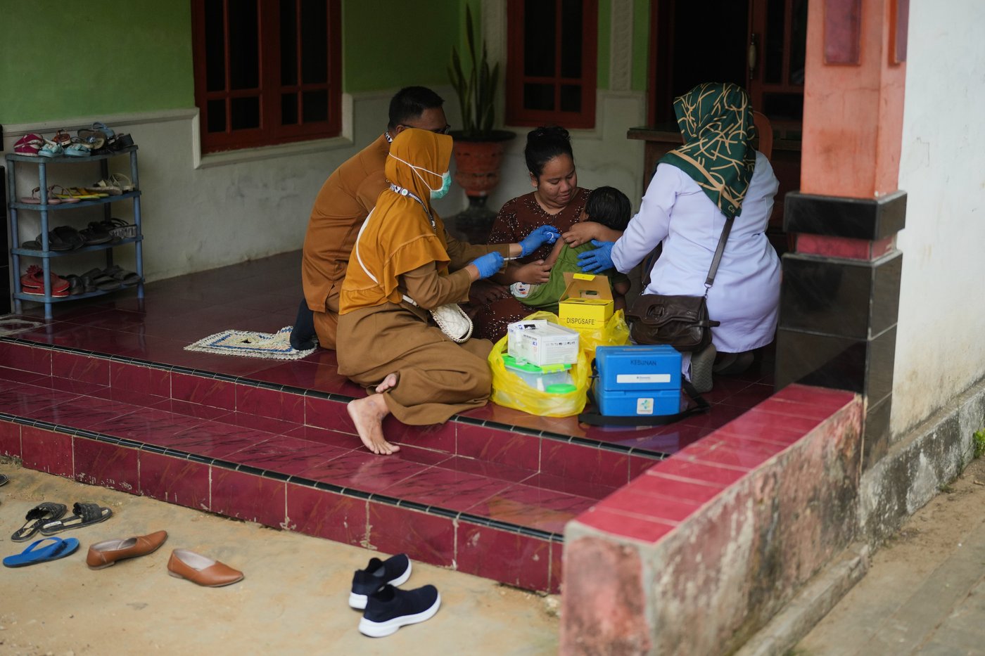 Photos show the efforts to curb a measles outbreak in Indonesia | iNFOnews.ca