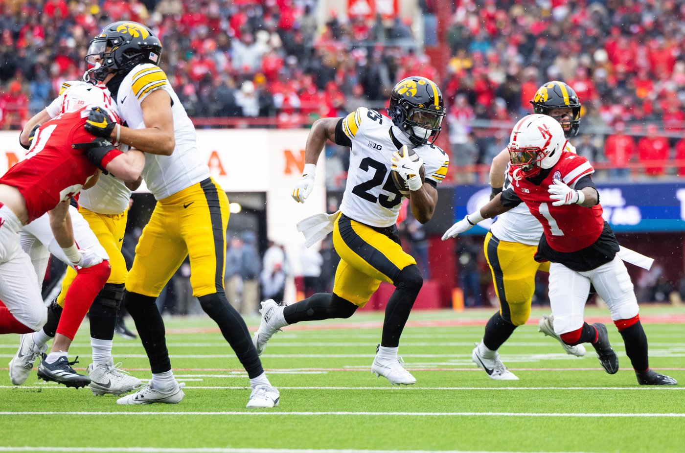 Iowa beats Huskers for 10th time in 11 meetings, shutting them down in 2nd half on way to 40-16 rout | iNFOnews.ca