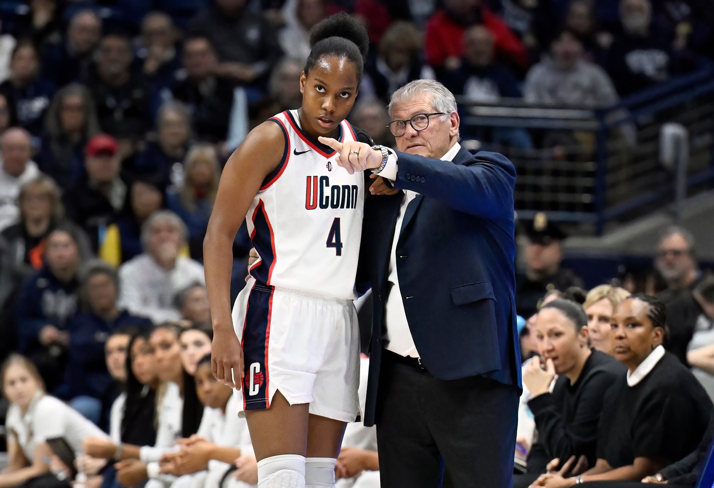 UConn's 23 steals lead top-ranked Huskies past DePaul on a day when Sue Bird's number is retired | iNFOnews.ca