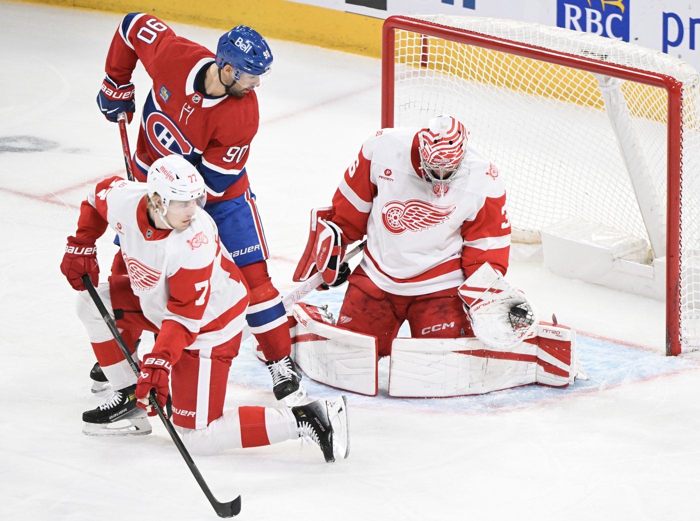 DeBrincat, Gibson lead hot Red Wings to 4-0 win over Canadiens | iNFOnews.ca