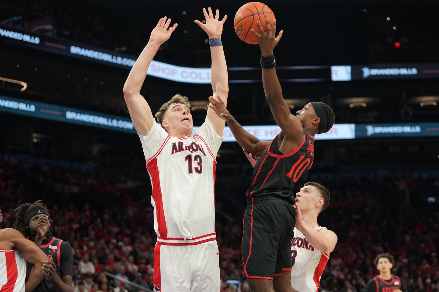 Awaka grabs 15 rebounds as No. 1 Arizona shuts down San Diego State for 68-45 win in Phoenix | iNFOnews.ca
