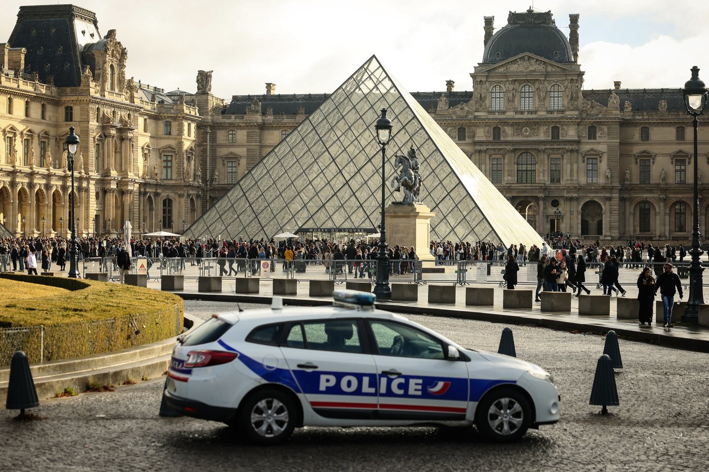 Paris prosecutor says arrested man is thought to be 4th member of Louvre heist gang | iNFOnews.ca