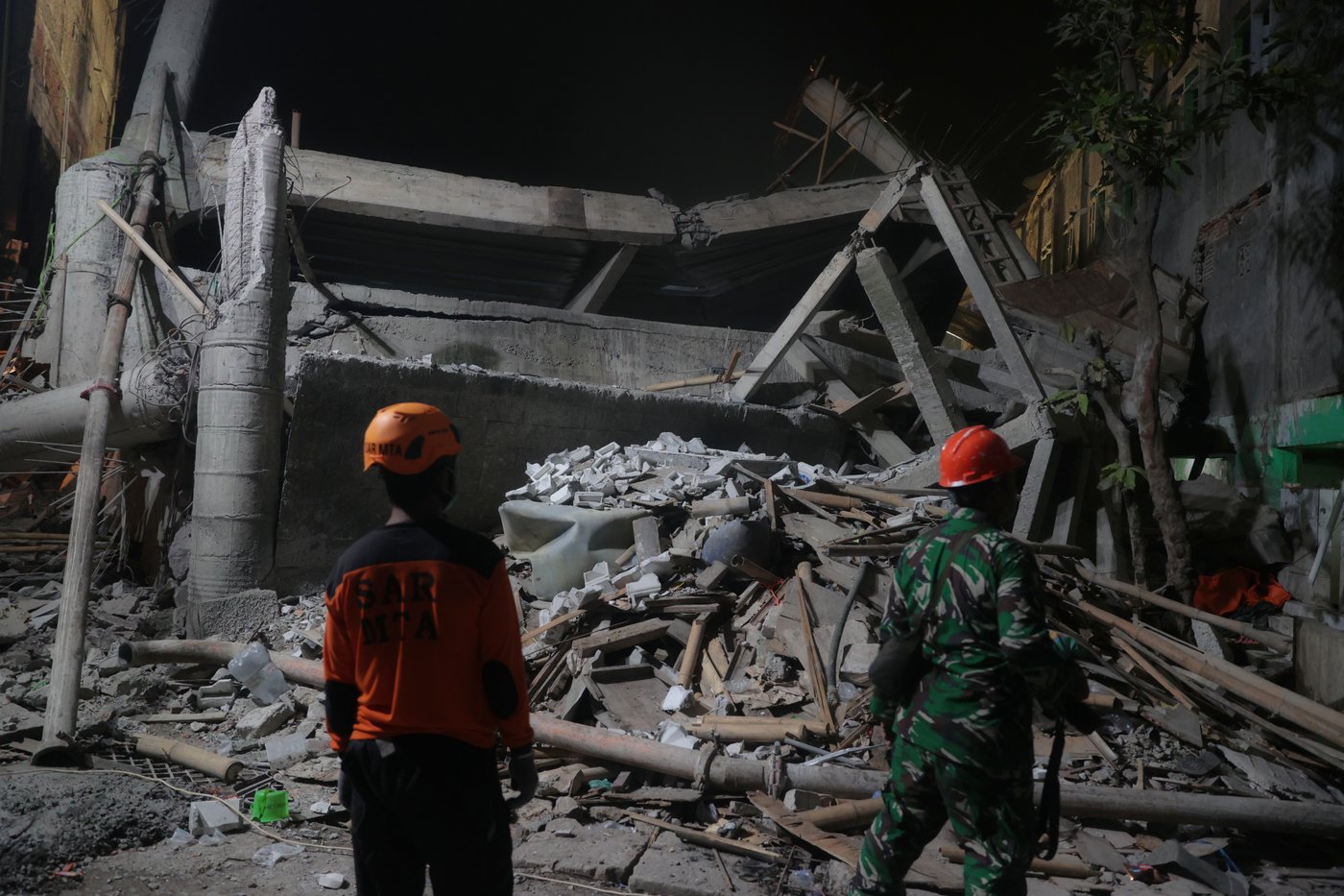 Islamic school building in Indonesia collapses on students, killing at least 1 and injuring dozens | iNFOnews.ca