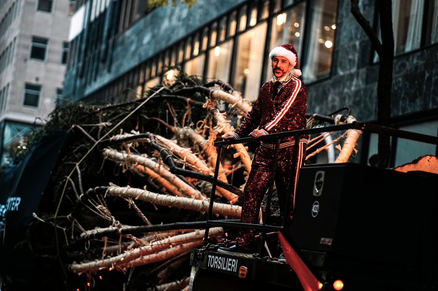 Rockefeller Center Christmas tree arrives in Manhattan, kicking off New York's holiday season | iNFOnews.ca