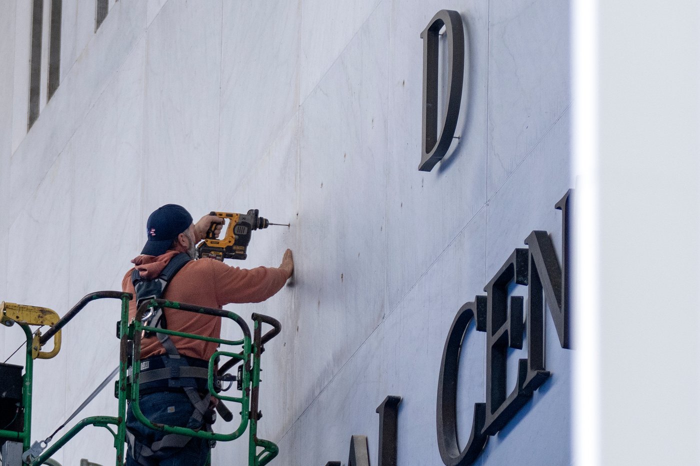 Photos of Trump's name being added to the Kennedy Center | iNFOnews.ca