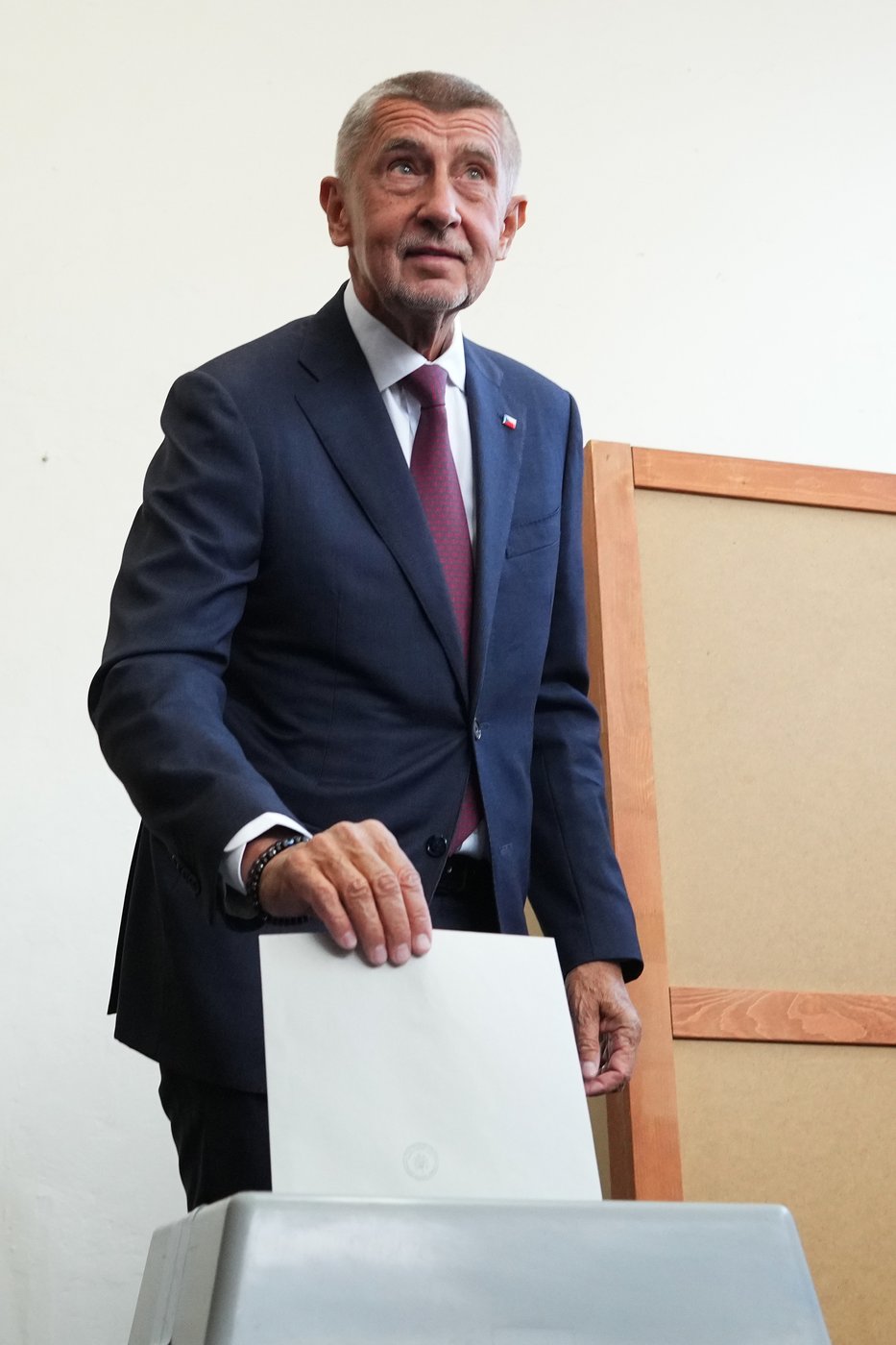 Czechs vote in election that could return populist and weaken support for Ukraine | iNFOnews.ca
