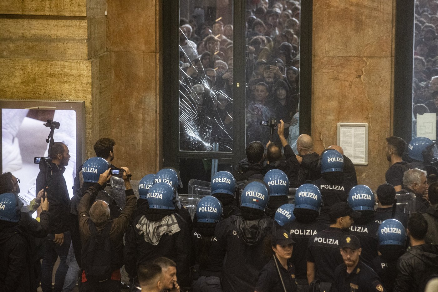 Italian workers' strike in solidarity with Gaza brings disruptions across the country | iNFOnews.ca