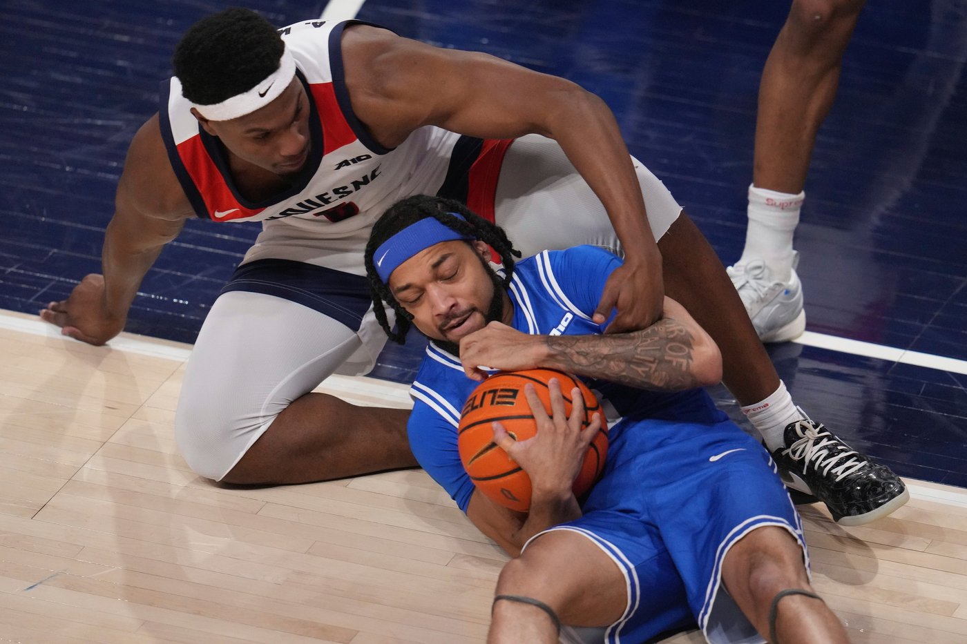 No. 24 Saint Louis pushes win streak to 12 by holding off Duquesne 81-77 | iNFOnews.ca