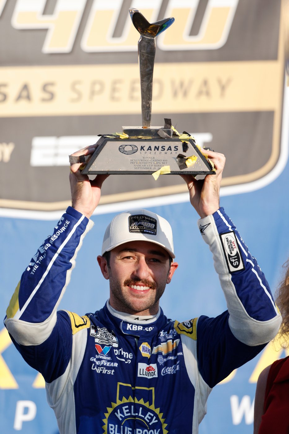 Elliott steals Kansas Speedway race in wild overtime finish, secures spot in 3rd round of playoffs | iNFOnews.ca