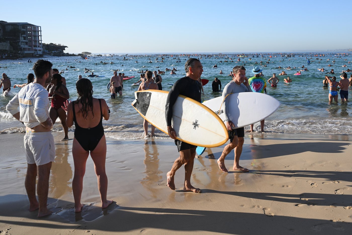 A sunrise crowd gathers at Bondi Beach in solace and defiance after a massacre | iNFOnews.ca