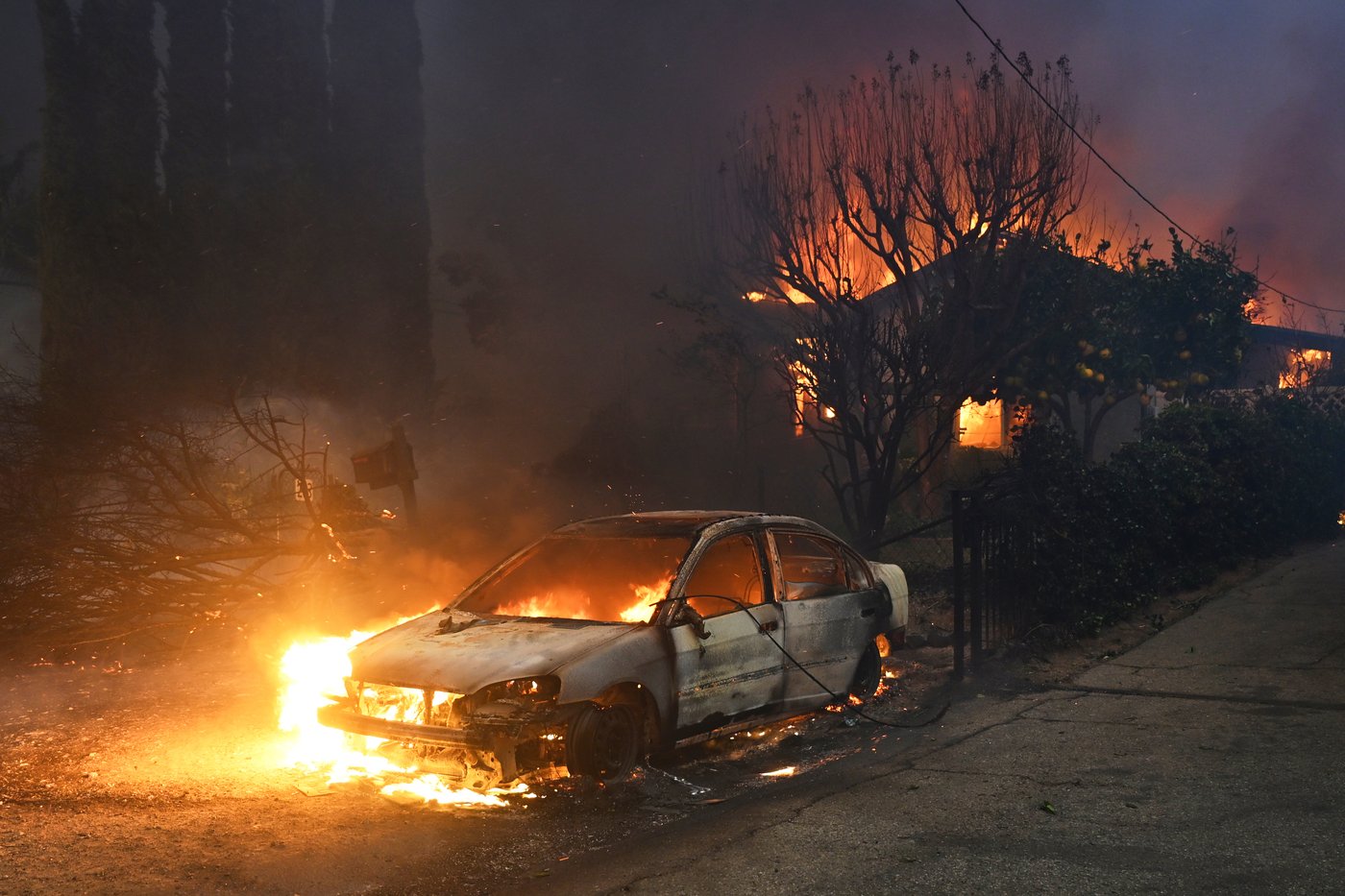 LA County response to deadly fires slowed by lack of resources, outdated alert process, report says | iNFOnews.ca