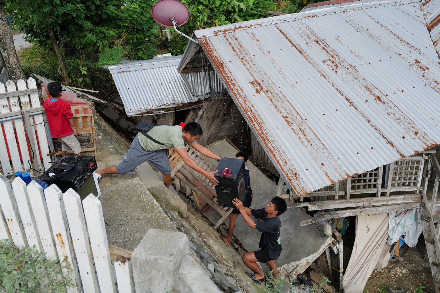 Two powerful quakes strike off southern Philippines, killing at least 7 people | iNFOnews.ca