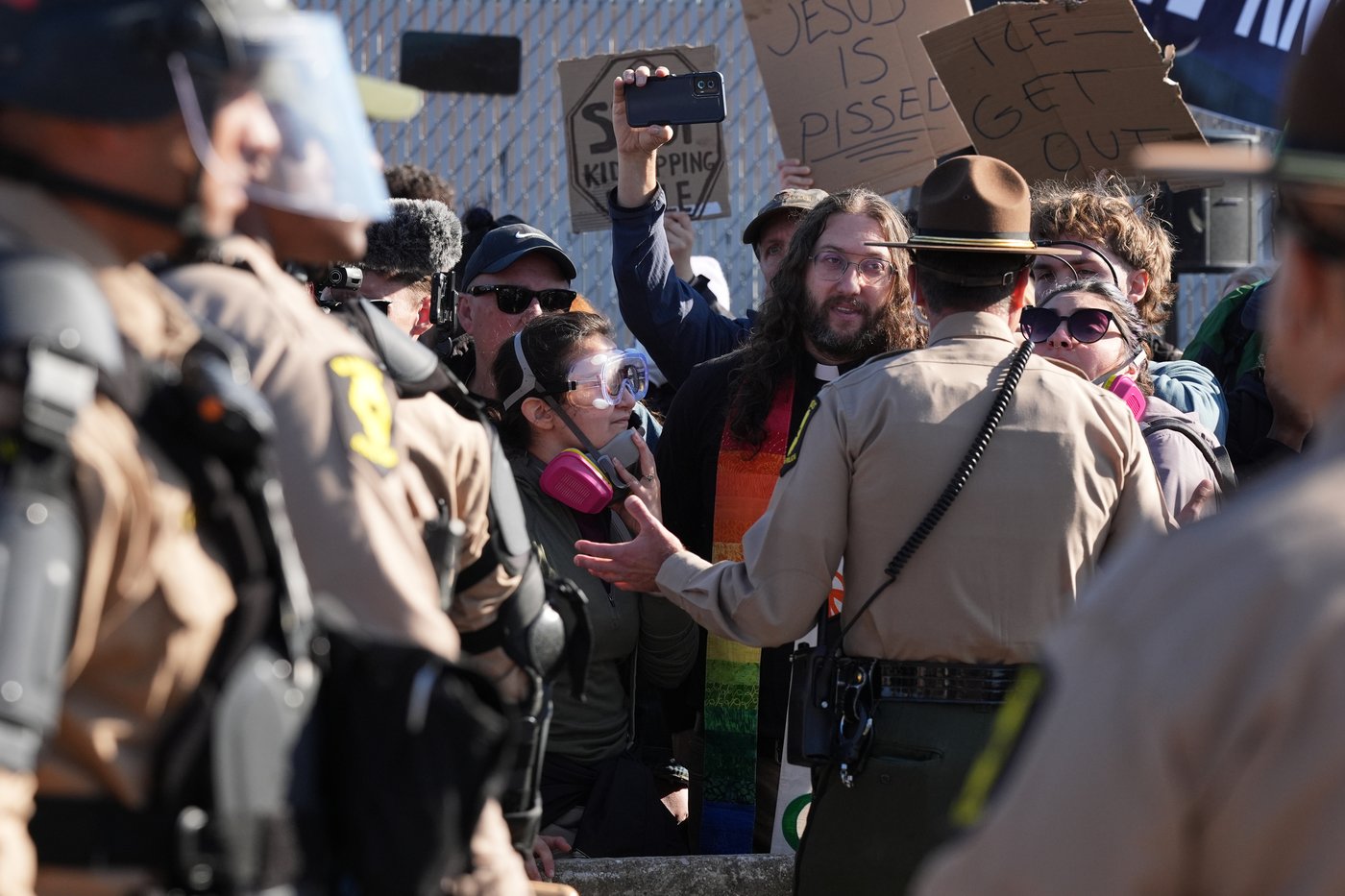 Photos of protesters clashing with police outside Chicago immigration facility | iNFOnews.ca