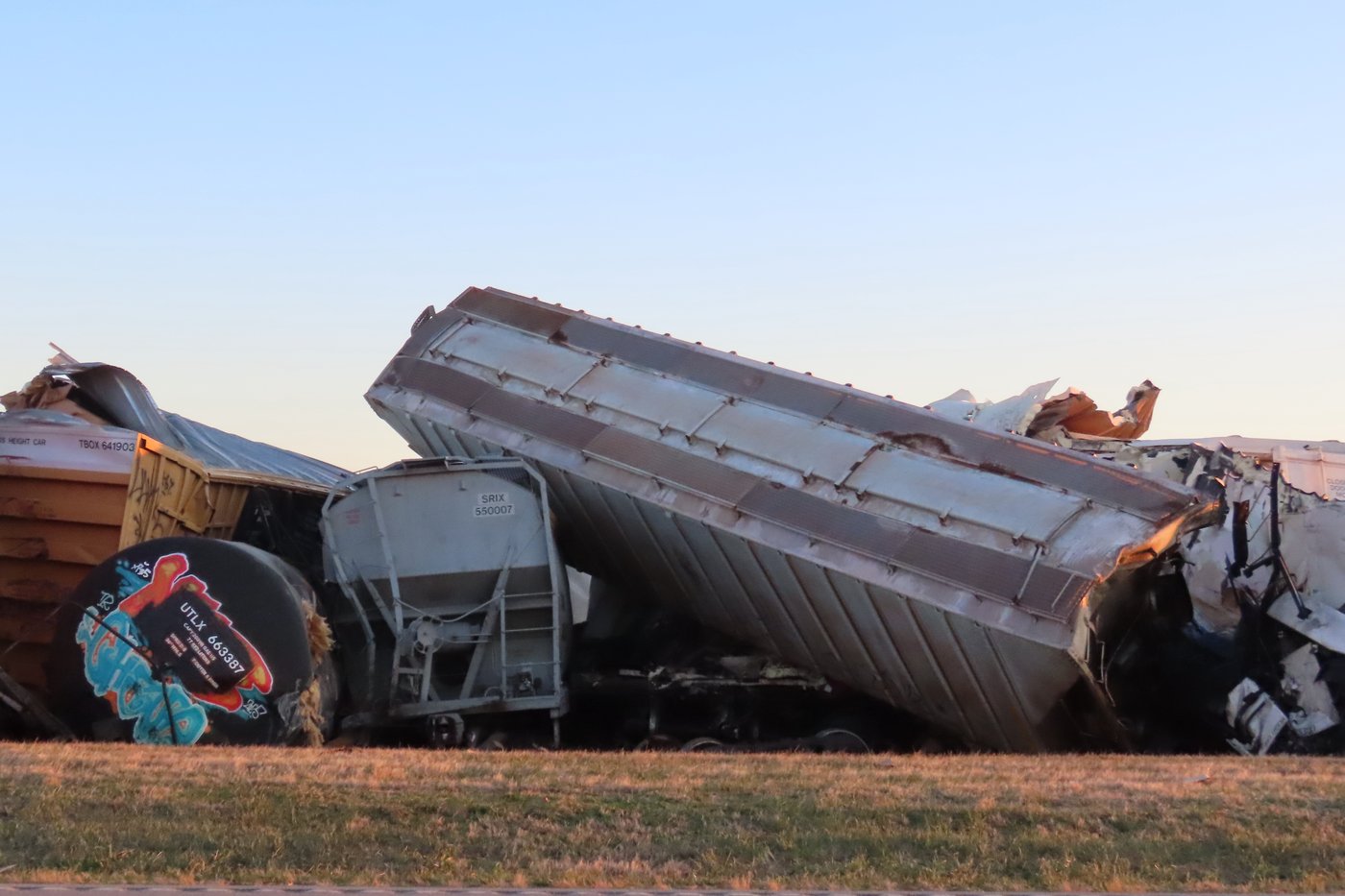 Derailed train in Kentucky causes a chemical leak and sparks a fire | iNFOnews.ca Derailed train in Kentucky causes a chemical leak and sparks a fire | iNFOnews.ca