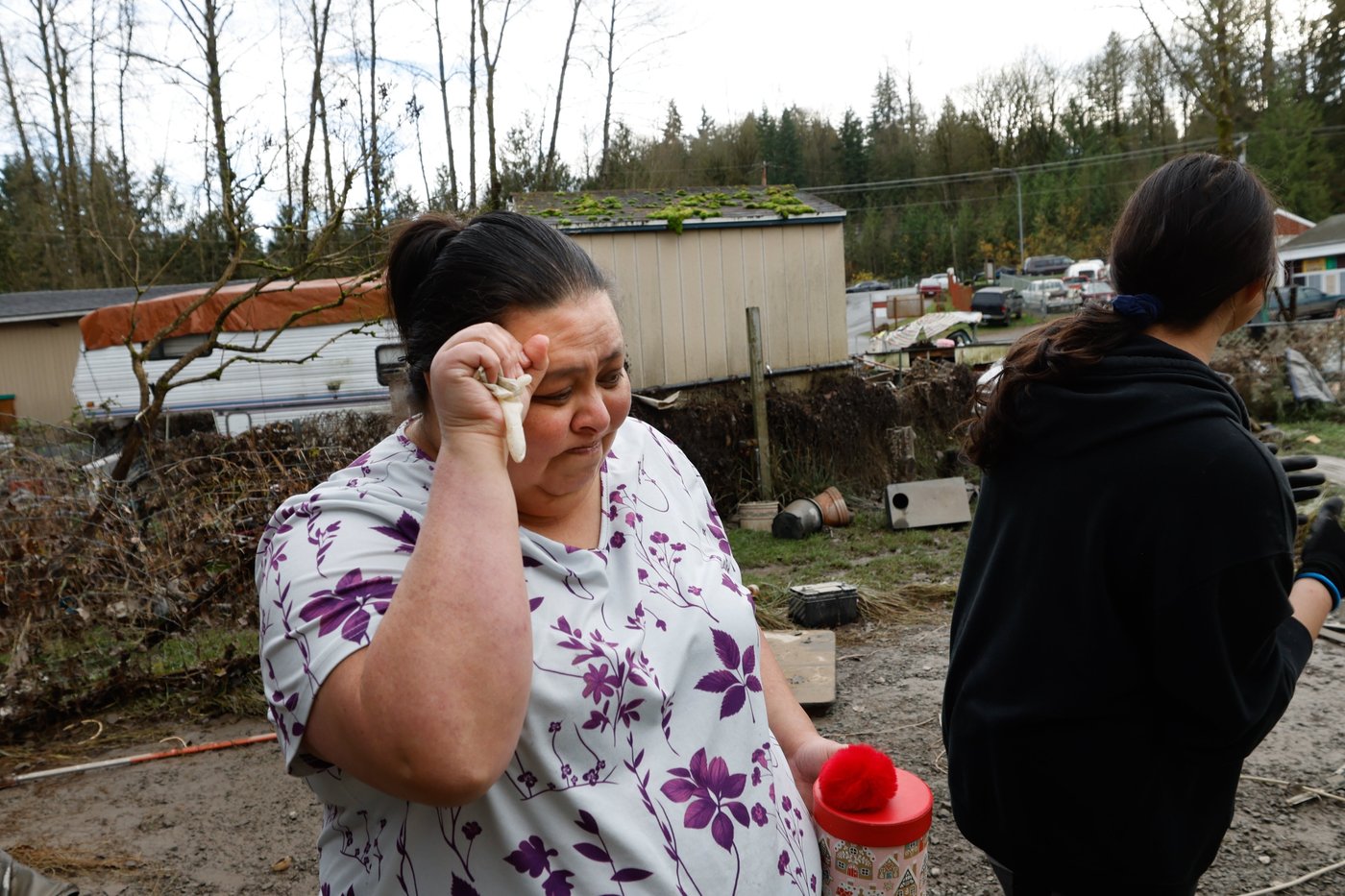 Crews use sandbags to shore up levee breach near Seattle after failure prompts flood warning | iNFOnews.ca Crews use sandbags to shore up levee breach near Seattle after failure prompts flood warning | iNFOnews.ca