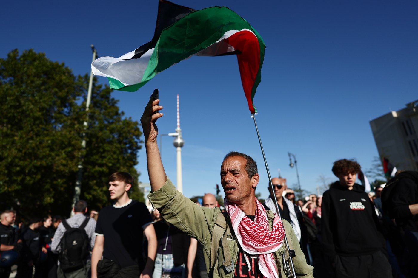 Tens of thousands protest in Berlin and call for end to the Israel-Hamas war | iNFOnews.ca