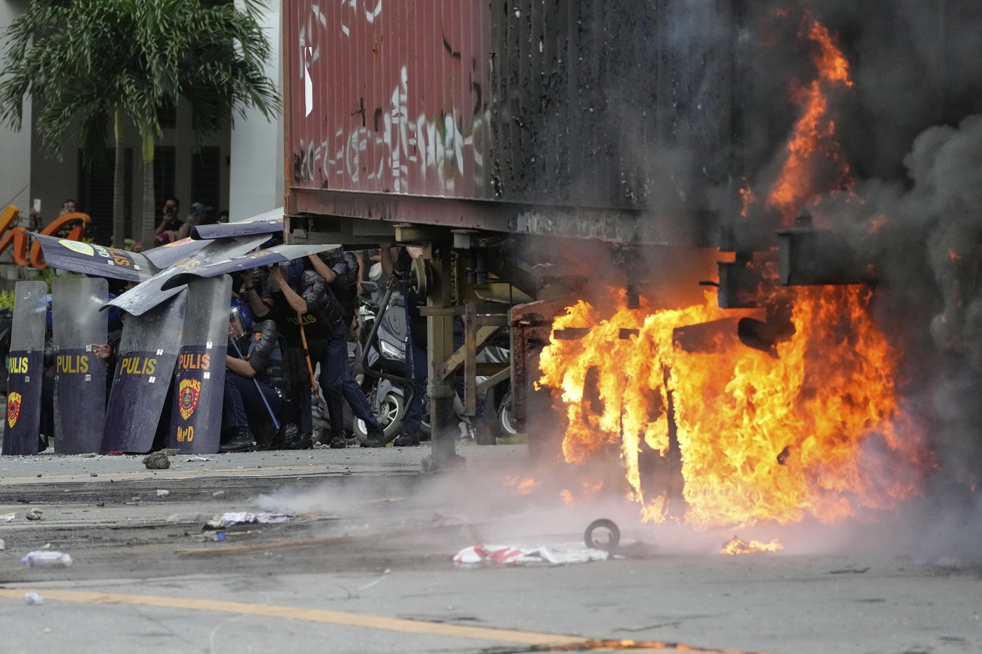 Dozens arrested and hurt in clashes with police near Philippine presidential palace | iNFOnews.ca
