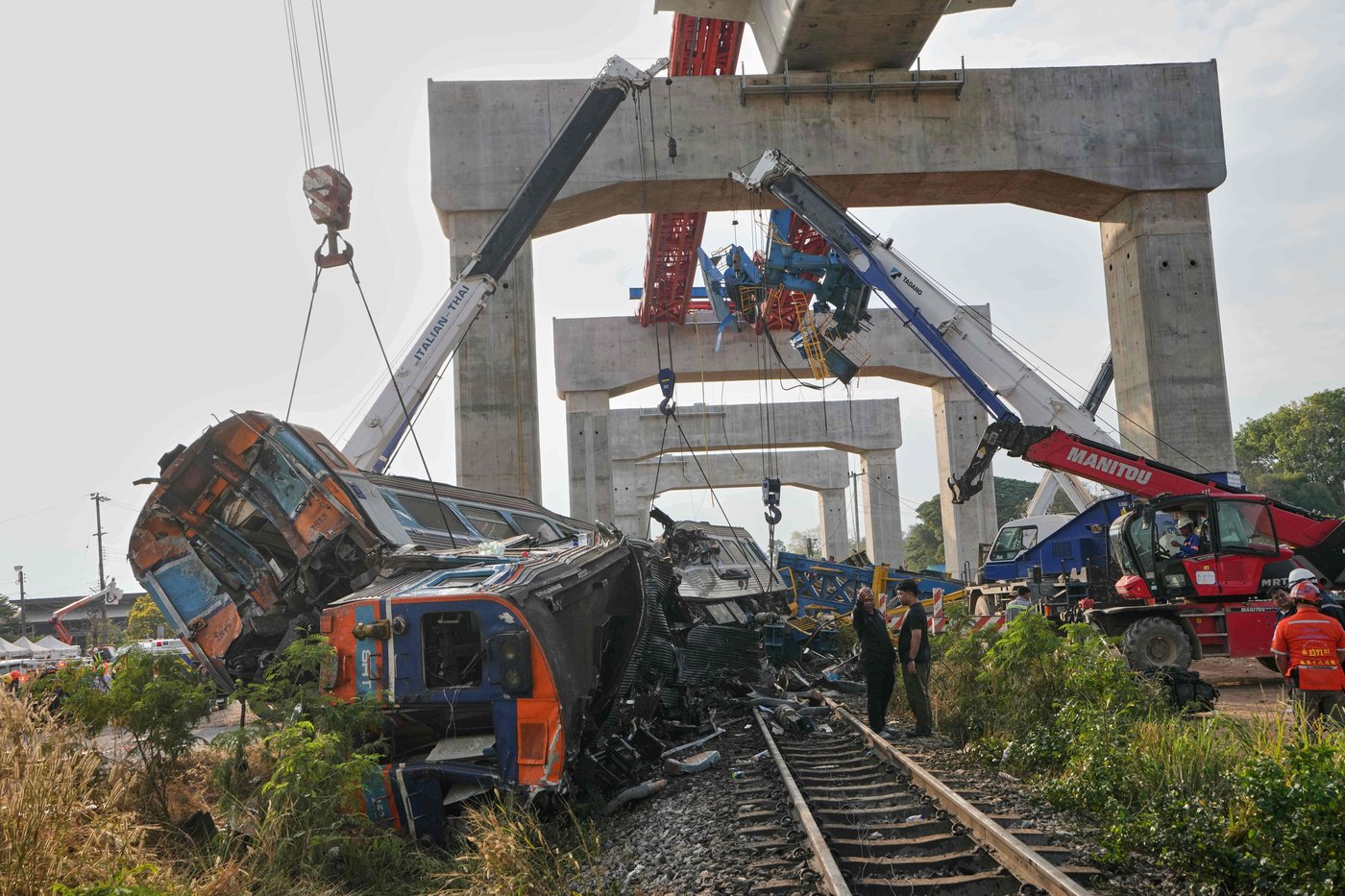 Photos show rescue work after train derailment in Thailand | iNFOnews.ca