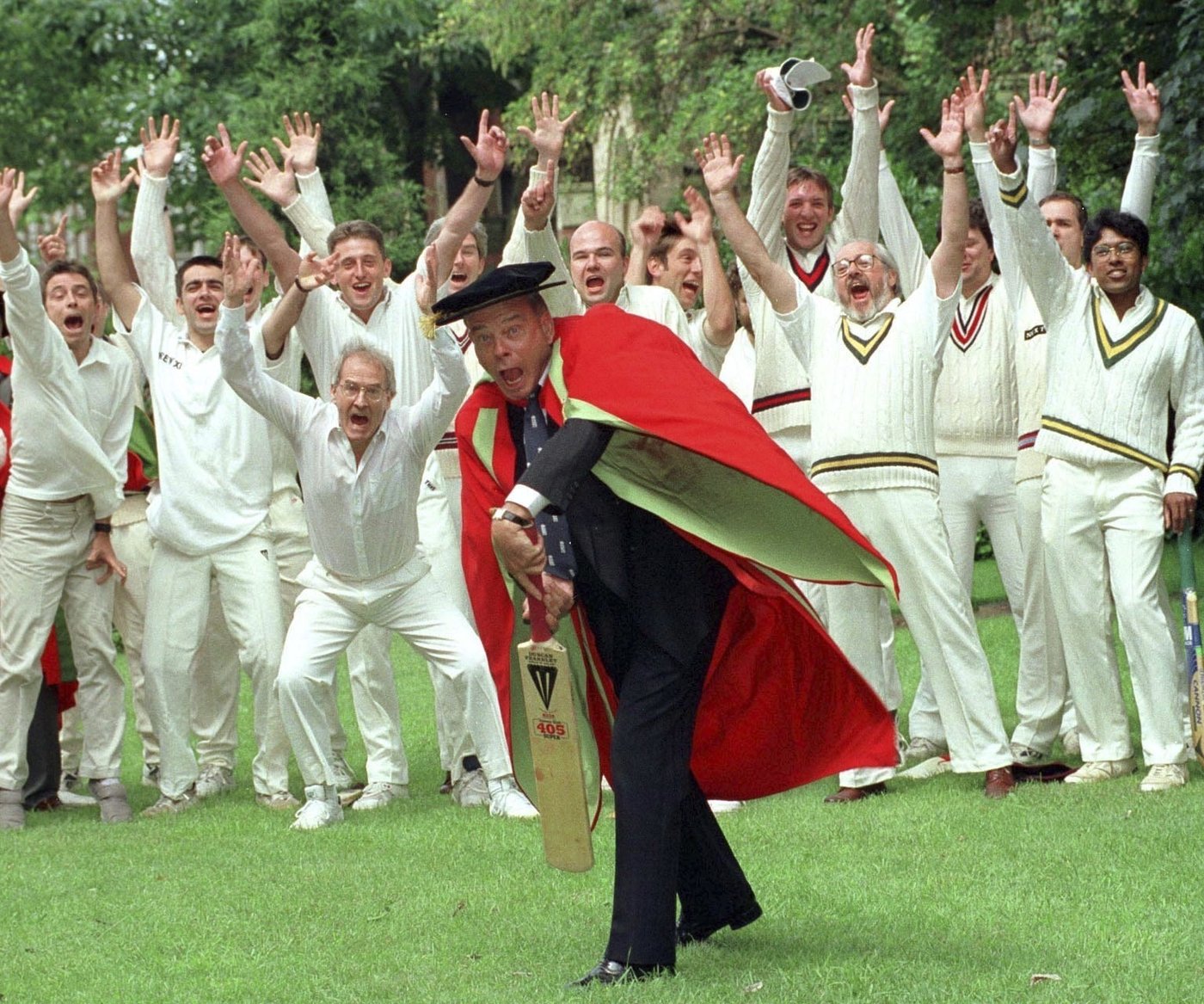 'Dickie' Bird, charismatic former cricket umpire, dies at age 92 | iNFOnews.ca