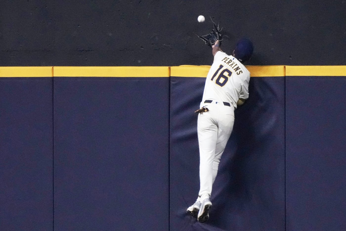 Peralta wins his NL-best 17th, Yelich goes deep and the Brewers beat the Angels 9-2 | iNFOnews.ca