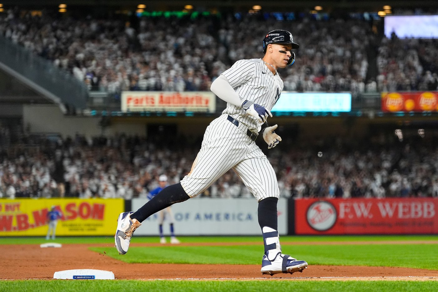 Photo Gallery: Yankees beat Blue Jays 9-6 in Game 3 | iNFOnews.ca