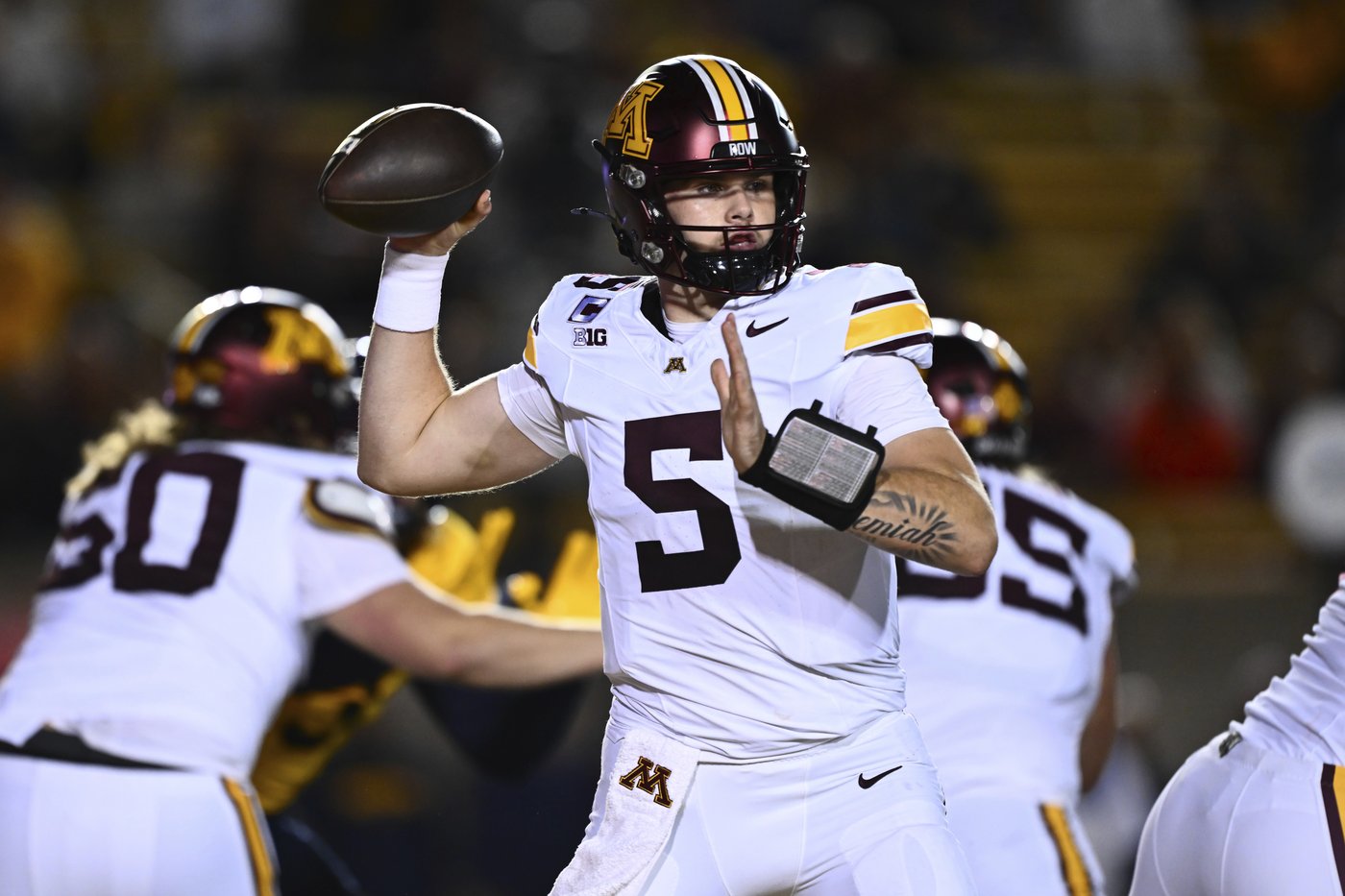 Sagapolutele's 3 TD passes lead Cal to 27-14 win over Minnesota | iNFOnews.ca