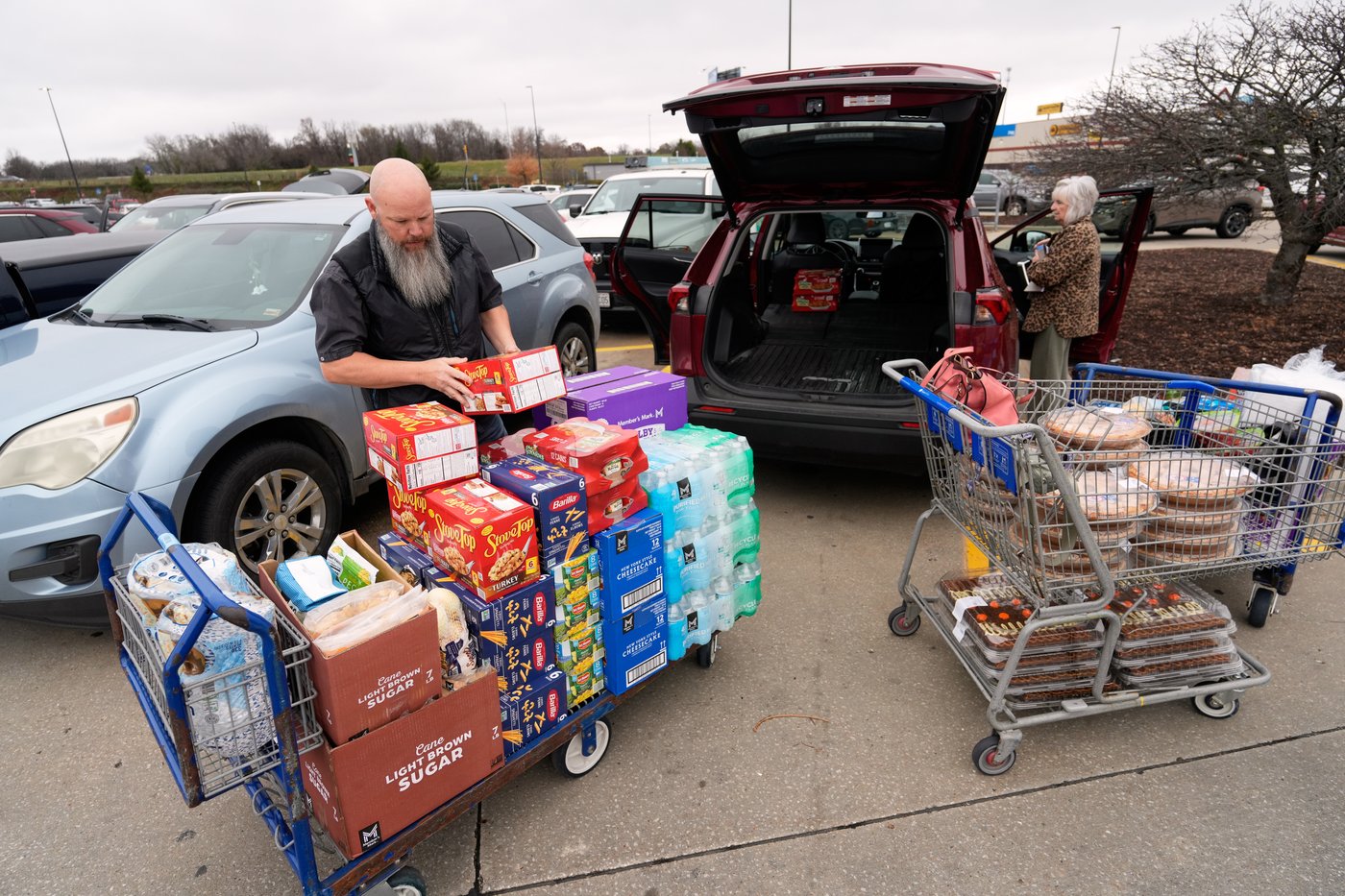 A cafeteria worker prepares a Thanksgiving meal to feed hundreds | iNFOnews.ca
