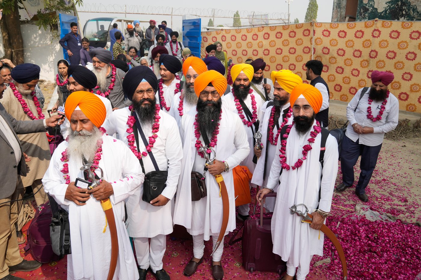 Nearly 2,100 Indian Sikhs arrive in Pakistan for annual religious festivities | iNFOnews.ca Nearly 2,100 Indian Sikhs arrive in Pakistan for annual religious festivities | iNFOnews.ca