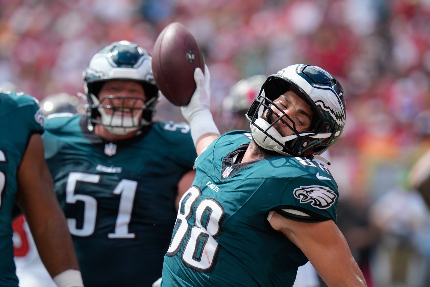 Fake tush push and special teams TD help Eagles beat Bucs 31-25 to stay undefeated | iNFOnews.ca
