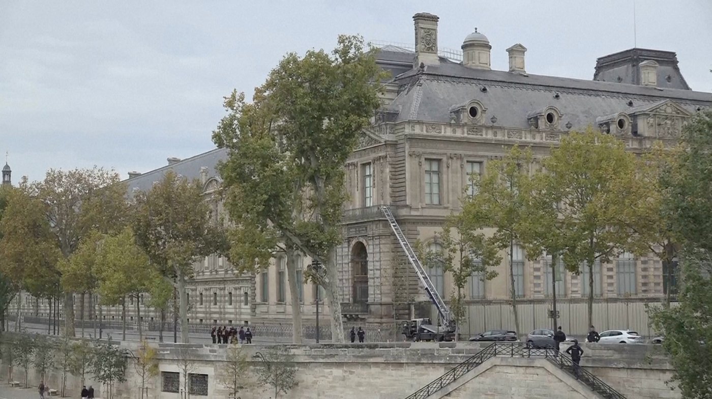 Thieves strike Louvre in brazen jewel heist as the world’s most visited museum shuts | iNFOnews.ca Thieves strike Louvre in brazen jewel heist as the world’s most visited museum shuts | iNFOnews.ca