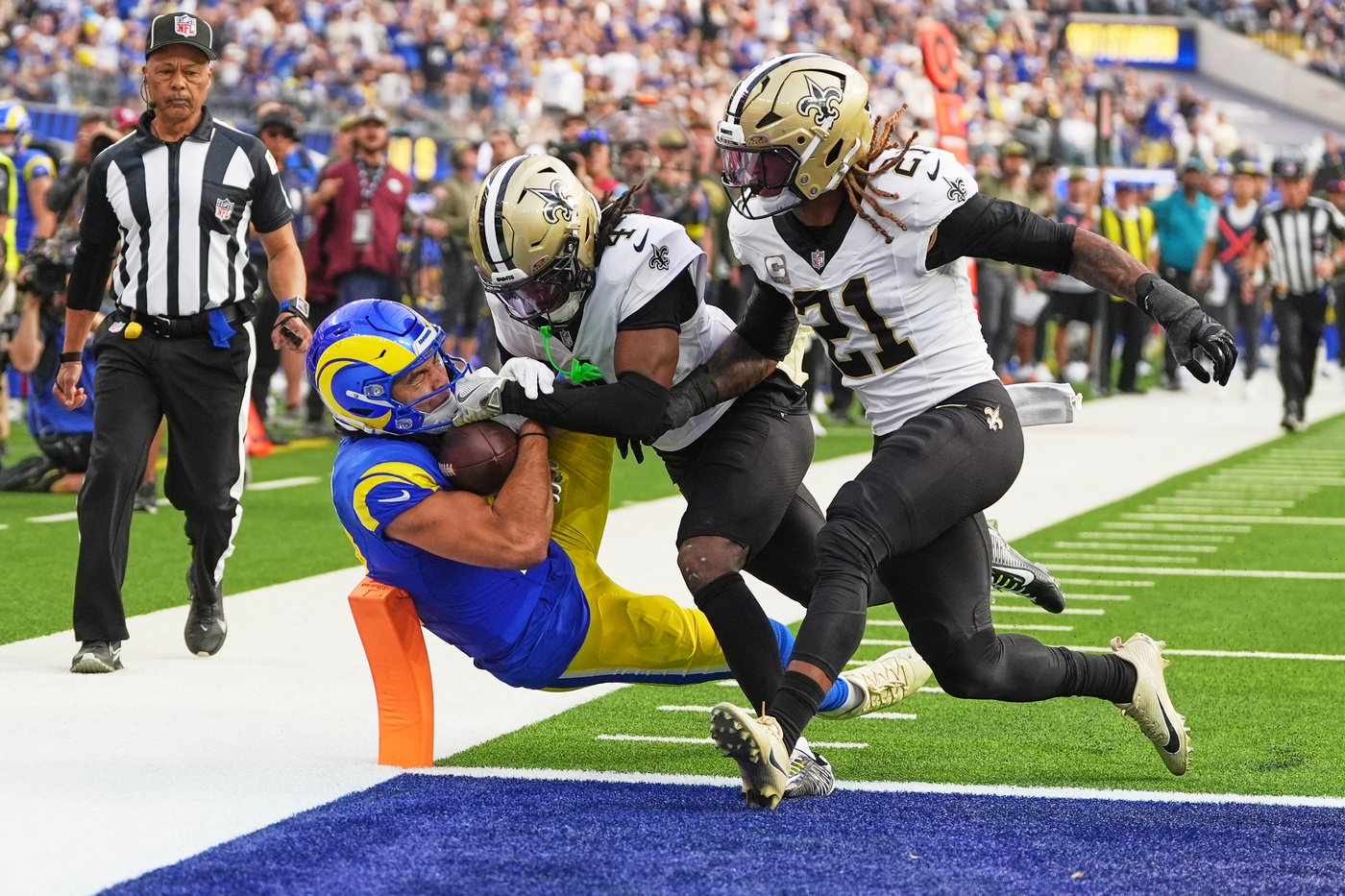 Matthew Stafford hits Davante Adams with 2 of his 4 TD passes while the Rams rout the Saints 34-10 | iNFOnews.ca Matthew Stafford hits Davante Adams with 2 of his 4 TD passes while the Rams rout the Saints 34-10 | iNFOnews.ca
