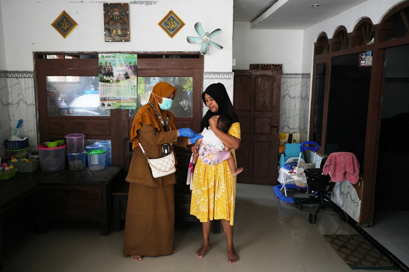 Photos show the efforts to curb a measles outbreak in Indonesia | iNFOnews.ca